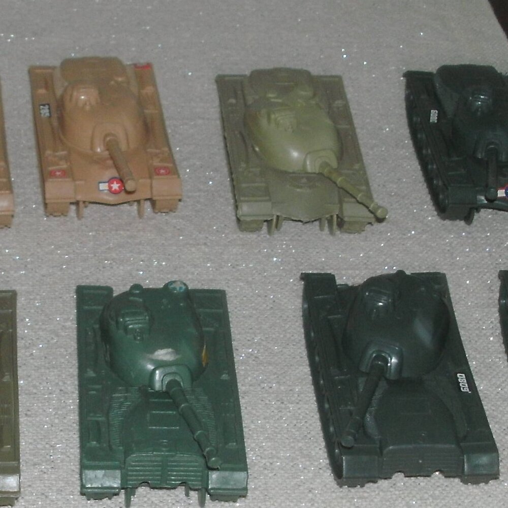SET of 15 Collectible Toy Plastic Army Tanks each 5" Green Yellow & Tan - Picture 7 of 10